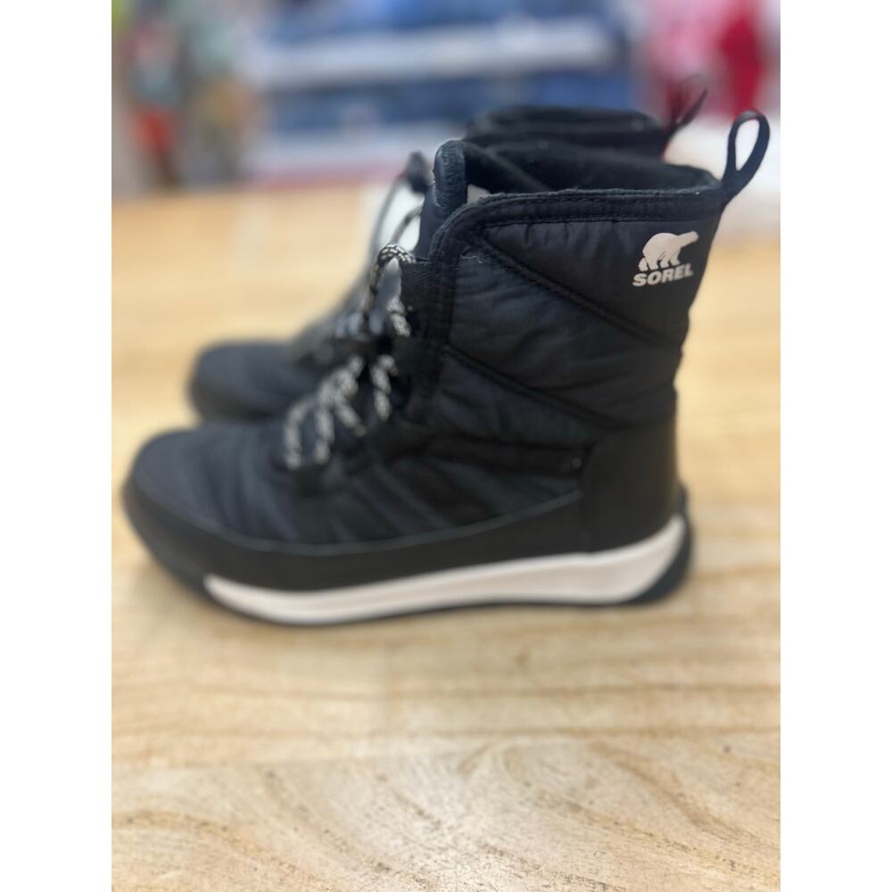 Sorel  Youth commander snow boots 
Size 8 NWT